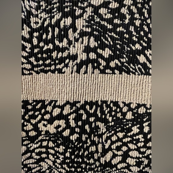 BEBE Stretch Nylon/Spandex w/Gold Metallic Accents Cap Sleeve “V”Neck Mini Dress - Picture 7 of 10